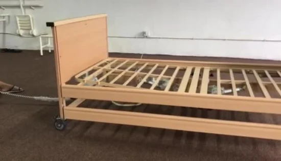 Elektrisches Pflegebett aus Holz für Krankenhäuser und Pflegeheime mit Hebestange für Patienten